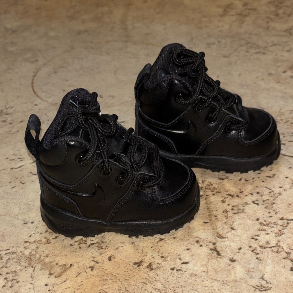 Nike Kids Manoa LTR Boots in Black - Picture 1 of 10